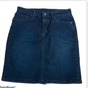 Levi’s denim pencil skirt dark wash 27